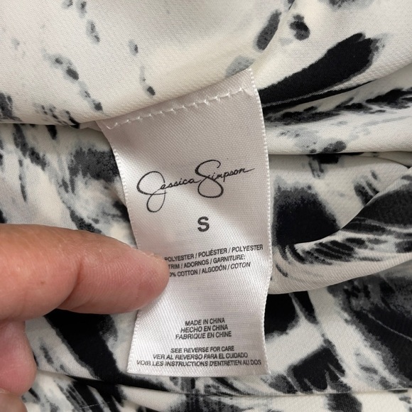 Jessica Simpson black and white feather print flowy short sleeve top size S - Picture 8 of 10